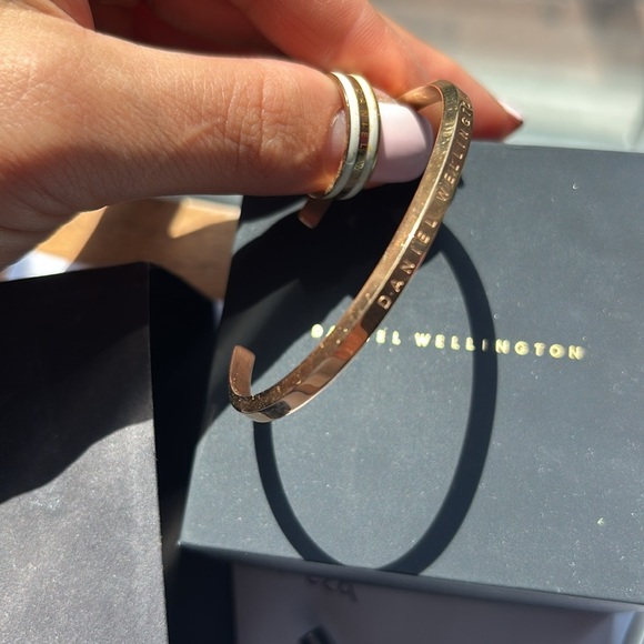 Daniel Wellington Gold Cuff Bracelet and ring - Picture 5 of 7